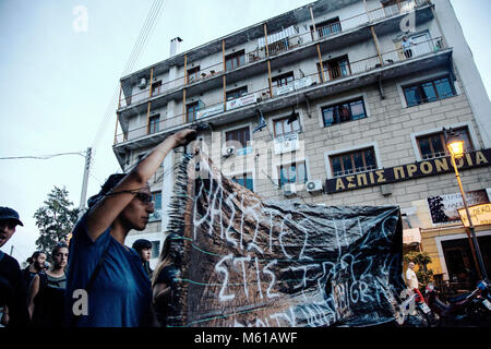 Les migrants de l'aide sur l'île de Lesbos - 09/09/2015 - Grèce / Mer Egée du Nord / Lesbos - fasciste "retourner dans vos trous' est écrit sur une bannière de la solidarité et le mouvement Antifa mars contre une manifestation organisée par la 'patriotes' de Lesbos qui protestaient contre les immigrants. Au cours de la marche autour du port de Lesbos, ils passent devant les bureaux de l'Aube dorée. - Stefania Mizara / Le Pictorium Banque D'Images