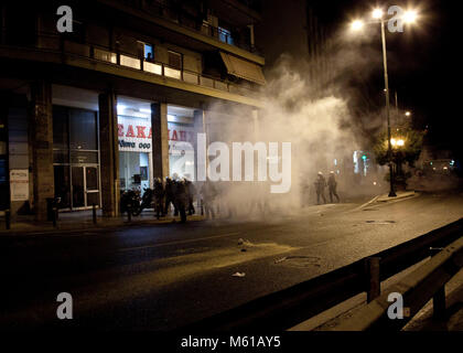 - 25/09/2013 - Grèce / Athènes - La police se sont heurtés à des manifestants à Athènes fin Septembre 25 à la fin de mars un énorme suscité par le meurtre d'un musicien antifasciste, aurait été aux mains d'un néo-nazie. On a vu des manifestants lançant des cocktails Molotov à la police anti-émeutes, qui ont riposté avec des gaz lacrymogènes à quelques centaines de mètres (m) au siège du parti néo-nazi Aube dorée. - Stefania Mizara / Le Pictorium Banque D'Images