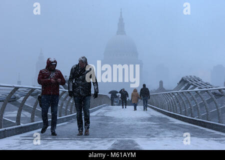 Les gens à pied sur le pont du Millénaire dans la neige, à Londres, que les fortes chutes de neige sur les routes de l'UK mardi matin après plusieurs centimètres a diminué dans certaines régions au cours de la nuit. Banque D'Images