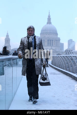 Les gens à pied sur le pont du Millénaire dans la neige, à Londres, que les fortes chutes de neige sur les routes de l'UK mardi matin après plusieurs centimètres a diminué dans certaines régions au cours de la nuit. Banque D'Images