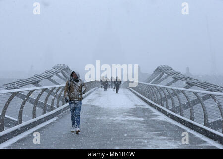 Les gens à pied sur le pont du Millénaire dans la neige, à Londres, que les fortes chutes de neige sur les routes de l'UK mardi matin après plusieurs centimètres a diminué dans certaines régions au cours de la nuit. Banque D'Images