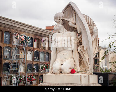 Baiser de la mort statue par Jaume Barba et Joan Fontbernat cimetière de Poblenou Banque D'Images