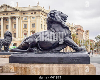 Statue d'un lion sur la base du piédestal de la statue de Columbus à l'extrémité inférieure de La Rambla, Barcelone, Espagne Banque D'Images