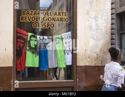 Une petite boutique à La Havane propose des T-shirts avec l'image de Che Guevara. Héros de la Révolution (1928-1967) est omniprésente à Cuba. (16 novembre 2017) | dans le monde entier Banque D'Images