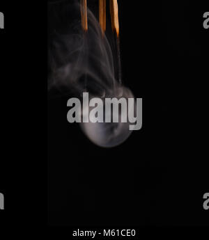 Allumettes en bois brûlé. Comme un fantôme de fumée Banque D'Images