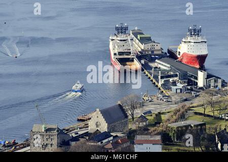 Sur la montagne à deux grands navires de transport rouge et blanc à une jetée dans la baie de Vågen, Bergen, 1 mars 2017 | Le monde d'utilisation Banque D'Images