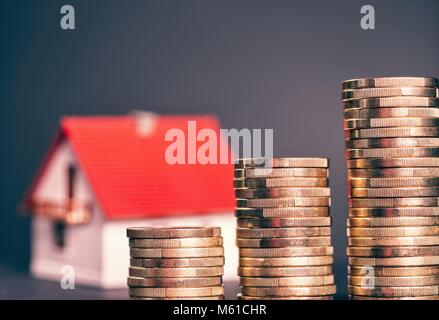 L'augmentation des piles de pièces de monnaie et une chambre à l'arrière-plan dans le monde entier d'utilisation | Banque D'Images