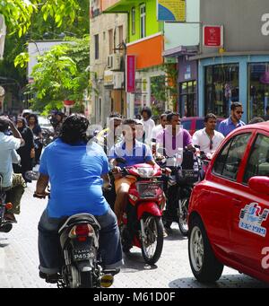 Les motos et les cyclomoteurs sont le principal moyen de transport dans les rues étroites de l'homme. (26 janvier 2014) | dans le monde entier Banque D'Images