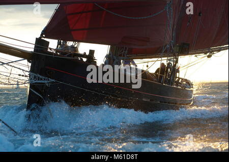 Jolie brise au départ de Round the Island Race 2013. Jolie brise est une tondeuse pilote du Havre construite par le chantier naval Paumelle au Havre en 1913. Elle l'a fait Banque D'Images