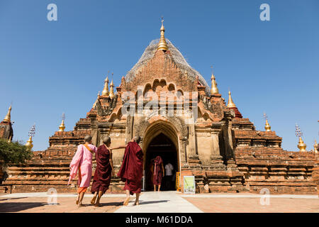 Bagan, Myanmar, 28 Décembre 2017 : visite d'un temple bouddhiste de novices à Bagan, Myanmar Banque D'Images