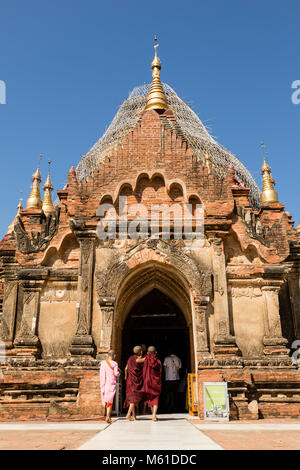 Bagan, Myanmar, 28 Décembre 2017 : visite d'un temple bouddhiste de novices à Bagan, Myanmar Banque D'Images