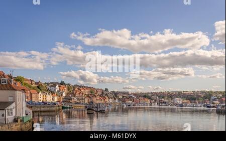 Whitby : Marina sur la rivière Esk la avec des bâtiments groupés autour. Banque D'Images