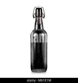 Bouteille de bière vide noir immersive sans étiquette, isolé. Boissons alcool sombre botle mock up with clipping path. Fiole de bière froide et humide avant modèle vie Banque D'Images