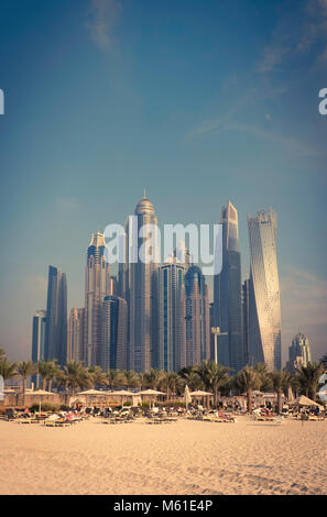 Une vue de la ville de Dubaï de Marina Beach,Emirats Arabes Unis, au Moyen-Orient. Banque D'Images