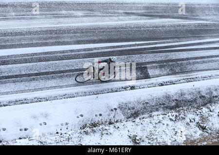 Les cycles d'une femme le long front de mer de Brighton ce matin après une nuit de gel et de neige. 27 févr. 2018 Banque D'Images