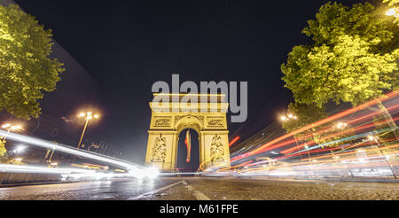 Impressionnant Arc de Triomphe et de voiture la nuit Banque D'Images