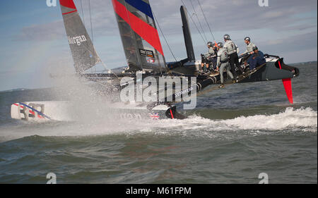 La classe America's Cup JP Morgan BAR participe à la Round the Island Race 2013. L'AC45 de Ben Ainslie a établi un nouveau record de parcours de 2 h 52 min. Banque D'Images