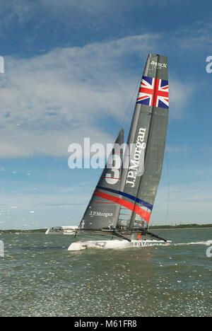 La classe America's Cup JP Morgan BAR participe à la Round the Island Race 2013. L'AC45 de Ben Ainslie a établi un nouveau record de parcours de 2 h 52 min. Banque D'Images