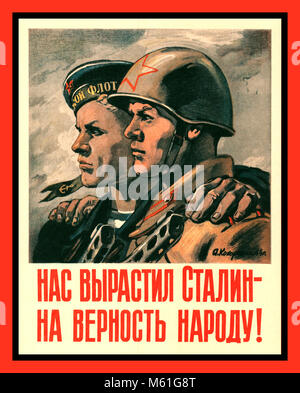 Vintage WW2 affiche de propagande soviétique de Russie "Nous avons été élevés par Staline, loyauté envers le peuple !' 1944 naval et militaire de l'Armée illustrant ensemble avec les bras autour de l'autre Banque D'Images