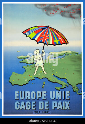 AFFICHE D’ÉPOQUE DE LA GUERRE FROIDE D’APRÈS-GUERRE DES ANNÉES 1950 « EUROPE UNITED GUARANTEE OF PEACE ». Affiche de propagande de la Guerre froide, affichant une politique pour l'unité de l'Europe occidentale comme protection contre une menace soviétique russe communiste URSS menace ancienne affiche d'après-guerre froide présentant une jeune femme debout sur une Europe continentale verte et luxuriante. La métaphore visuelle de la protection contre les sombres nuages de l'URSS le communisme soviétique russe, elle tient un parapluie avec les drapeaux unis des nations occidentales fortes ... EUROPE UNIE GAGE DE PAIX Retro Brexit concept de l'UE Banque D'Images