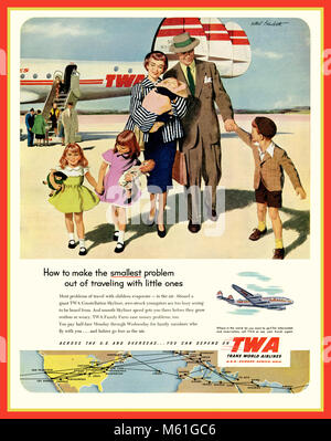 TWA 1950 Vintage Airlines annonce presse pour TWA illustrant un heureux post guerre famille de six débarquant d'un avion sur une constellation de TWA de l'aéroport arrivée ensoleillée stand Banque D'Images