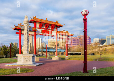 Chinese Gate, Jardin Chinois, Louise McKinney Riverfront Park, Edmonton, Alberta, Canada Banque D'Images