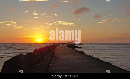 Vue depuis un brise-lames sur une chaude orange coucher de soleil sur la mer Baltique à Liepaja, Lettonie Banque D'Images