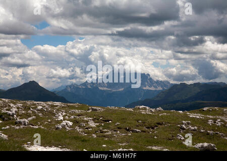 Nuages couvrant le sommet du Monte Civetta de dessus le Langental Naturpark Puez-Geisler Val Gardena Italie Tyrol DolomitesSouth Banque D'Images