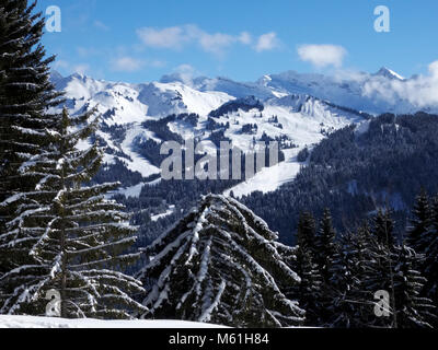 Une vue sur le domaine skiable Les Gets les Portes du Soleil ski en Haute Savoie dans les Alpes Françaises Banque D'Images