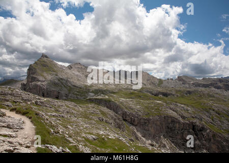 Vue depuis le Col del Puezhutte Puez et la à l'Ciampei Forc de l'Altipiano de Crespeina Ciampei Sas et Sas ci-dessus de Ciampac Selva Val Gardena Italie Banque D'Images