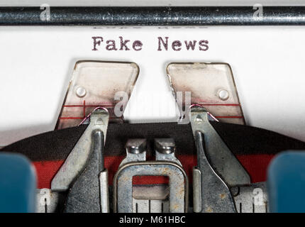 Détail de Fake News macro sur machine à écrire électrique avec ruban Banque D'Images