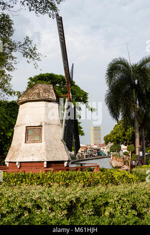 Melaka, Malaisie, le 11 décembre 2017 : le moulin réplique sur le site historique de Melaka Banque D'Images