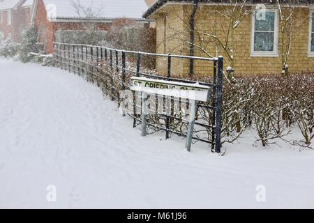 Dans la neige au cours de la Suffolk Westerfield froid connu sous le nom de la bête de l'Est. St Crispins Fermer panneau routier à demi couvert. Février 2018. Banque D'Images