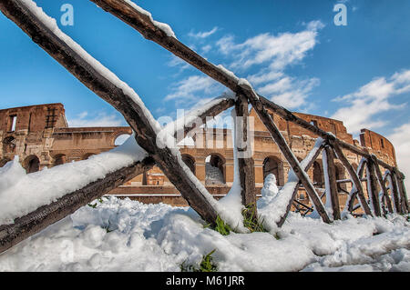 Rome, Italie. 26 Février, 2018. La neige à Rome, Colisée. Colisée voir dans la neige-couvertes fence Banque D'Images