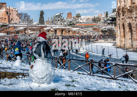 Rome, Italie. 26 Février, 2018. La neige à Rome, Colisée Colisée avec de la neige sur les arbres Banque D'Images