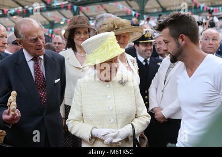 La Reine Elizabeth II La Grande-Bretagne sourit lors de l'écoute de Veg organique titulaire décrochage Simon Mathews comme elle tours Marché St Georges à Belfast, le mardi 24 juin 2014. La Reine est sur une 3 journée de visite de l'Irlande du Nord. Piscine Photo/Paul McErlane Banque D'Images