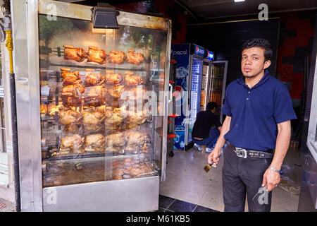 Kashan, Iran - avril 25, 2017 : l'homme iranien est la cuisson du poulet grillé dans un snack-bar. Banque D'Images