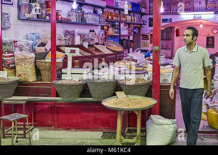 Kashan, Iran - avril 25, 2017 : l'épicier iranien se trouve dans le département de l'épicerie sur le marché de l'Est. Banque D'Images