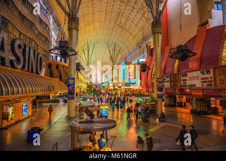 Fremont Street avec de nombreux touristes et les néons de Las Vegas Banque D'Images