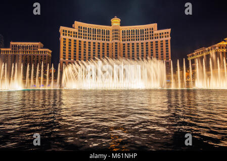 Les fontaines du Bellagio à Las Vegas de nuit Banque D'Images