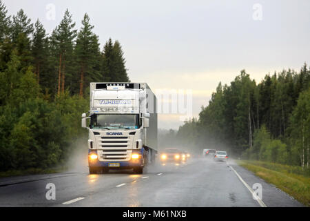 TAMMELA, FINLANDE - le 13 août 2018 : Scania R420 blanc semi-remorque d'Yli-Rokki transporte des marchandises le long de la route dans la pluie à dusktime. Banque D'Images