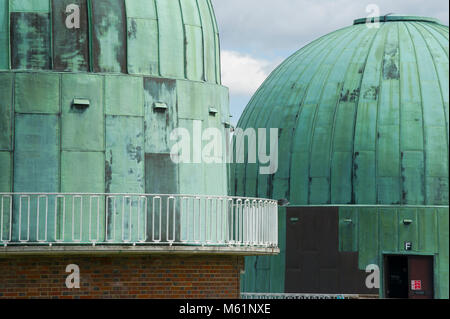 Cuivre vert coupoles de l'Observatoire Science Centre à Uetendorf, Sussex, UK Banque D'Images