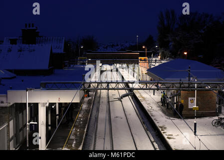 La gare de Westcliff couvertes de neige au cours de la bête de l'Est les phénomènes météorologiques. Quelques passagers en attente pour les trains. Tôt le matin. Dark Banque D'Images