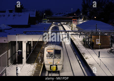 Train dans la neige. C2C en train de chemin de fer gare Westcliff couverte de neige au cours de la bête de l'Est les phénomènes météorologiques. La plate-forme. Plates-formes Banque D'Images