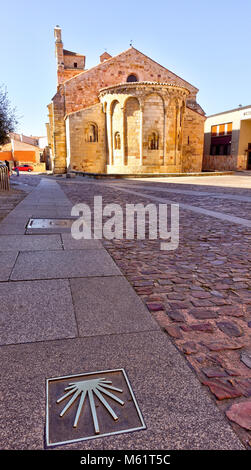 L'église Santa María la Nueva et Chemin de Saint-Jacques signe, Zamora, Espagne Banque D'Images