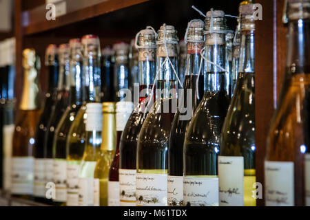 Bouteilles de vin de fruits avec Agraffe. Les PriSeccos sont disponibles auprès de détaillants spécialisés Banque D'Images