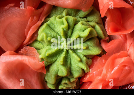 Le gingembre et le wasabi dans un bol à service à rouleaux de sushi nourriture fond macro close-up Banque D'Images