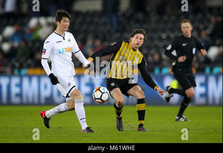 Swansea City's Ki Sung Yueng-(à gauche) et de Sheffield Wednesday's Adam atteindre bataille pour la balle au cours de l'Emirates en FA Cup, 5e tour replay match au Liberty Stadium, Swansea. Banque D'Images