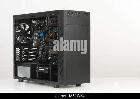 Construction de la carte mère ATX PC, ordinateur et inséré à l'unité d'alimentation midi cas tour noire Banque D'Images