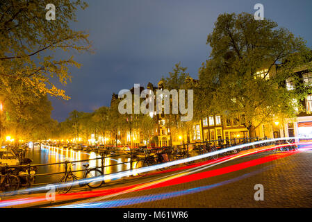 Amsterdam, Pays-Bas - 20 Avril 2017 : l'un des célèbre canal d'Amsterdam, Pays-Bas, au crépuscule. Banque D'Images